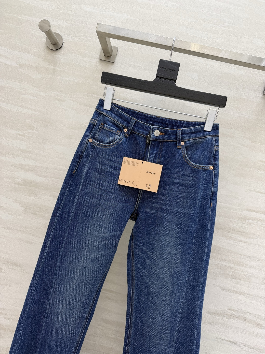 ✨ 年度封神｜Miumi♡复古微喇牛仔裤深靛蓝水洗自带高级磨白感，高腰微喇版型+裤脚毛边开叉，不挑腿型，