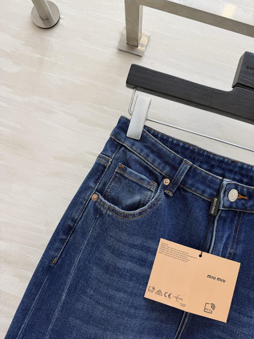 ✨ 年度封神｜Miumi♡复古微喇牛仔裤深靛蓝水洗自带高级磨白感，高腰微喇版型+裤脚毛边开叉，不挑腿型，