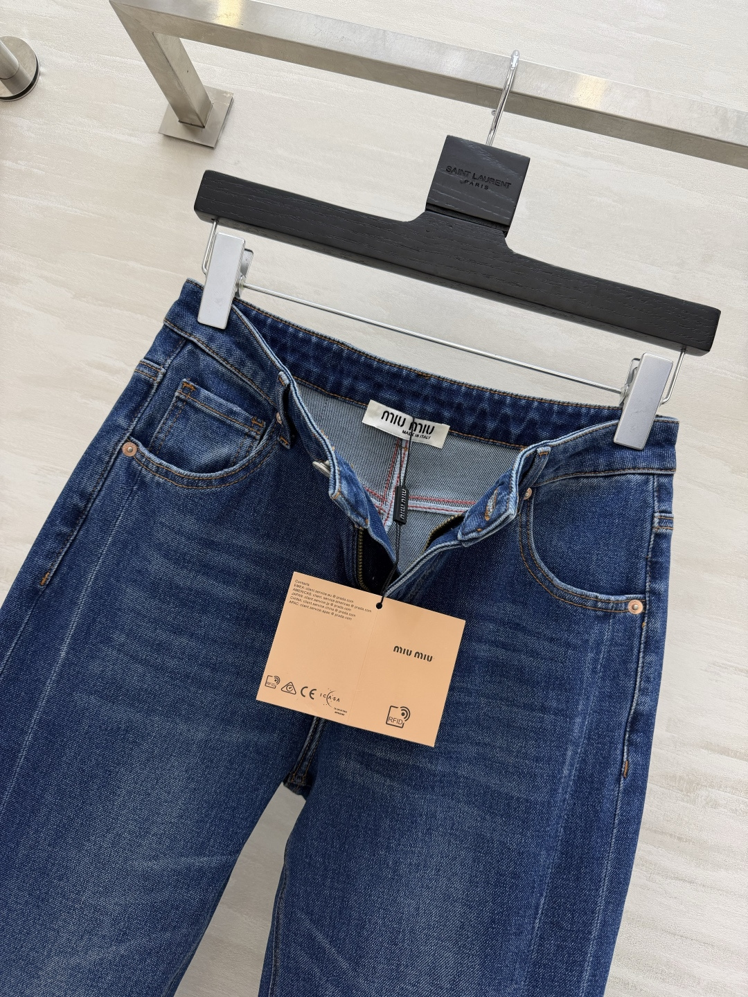 ✨ 年度封神｜Miumi♡复古微喇牛仔裤深靛蓝水洗自带高级磨白感，高腰微喇版型+裤脚毛边开叉，不挑腿型，