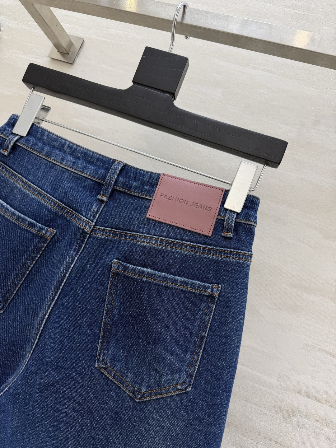 ✨ 年度封神｜Miumi♡复古微喇牛仔裤深靛蓝水洗自带高级磨白感，高腰微喇版型+裤脚毛边开叉，不挑腿型，