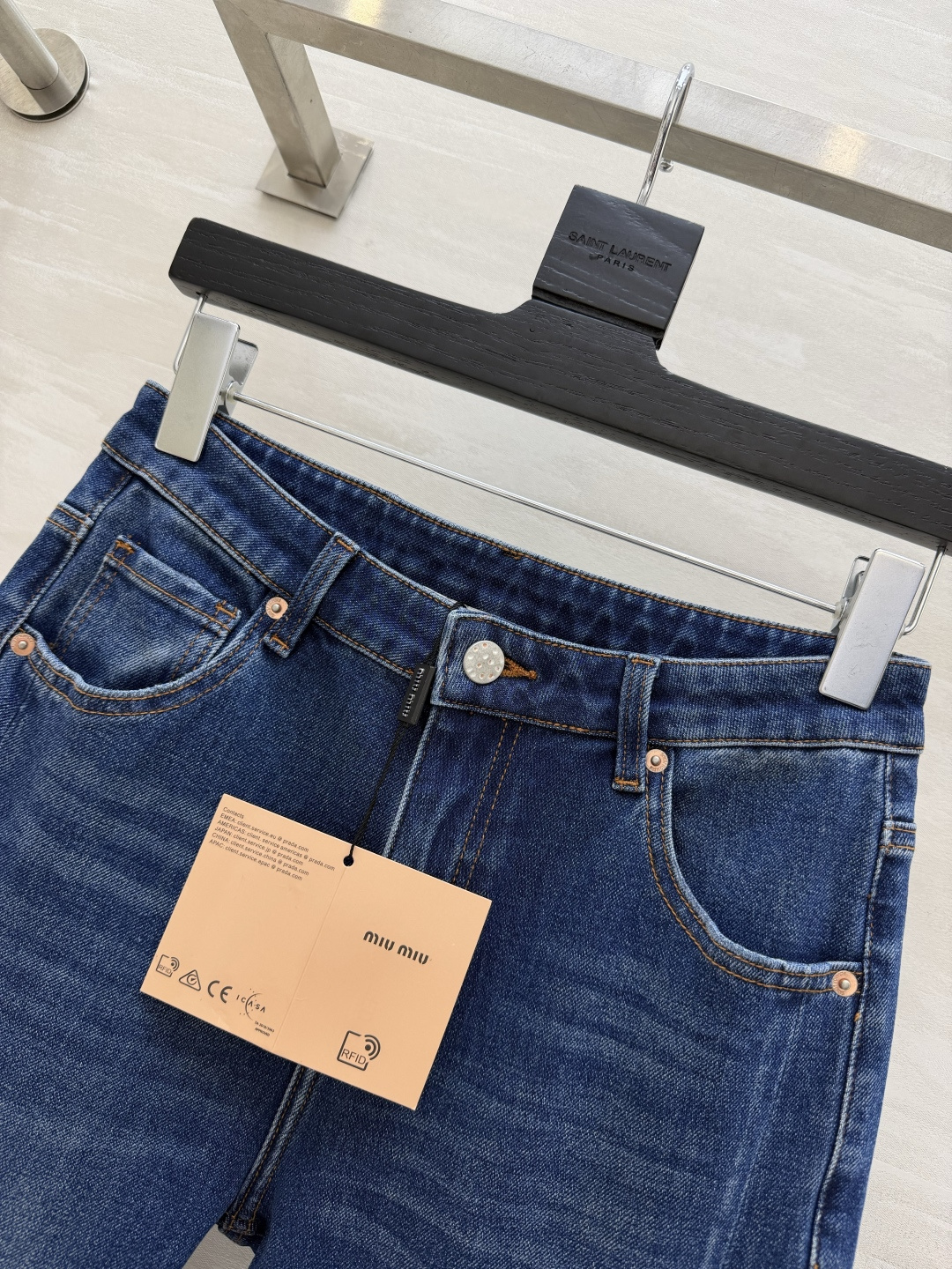 ✨ 年度封神｜Miumi♡复古微喇牛仔裤深靛蓝水洗自带高级磨白感，高腰微喇版型+裤脚毛边开叉，不挑腿型，