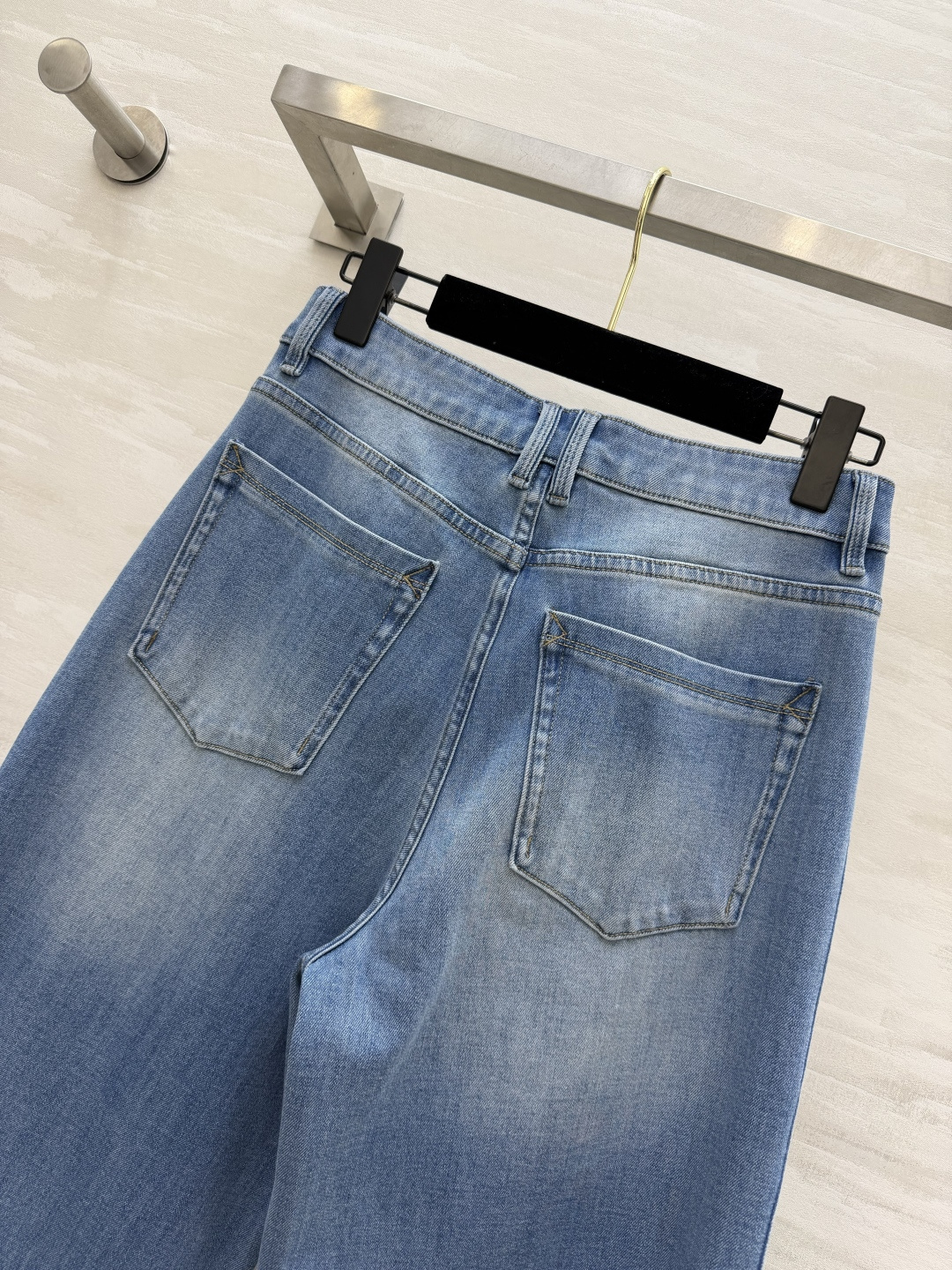 ✨ 年度封神｜#Loew♡百搭阔腿神裤白/牛仔蓝！利落的阔腿剪裁+利落裤脚藏肉显瘦，不挑腿型 高弹牛仔面