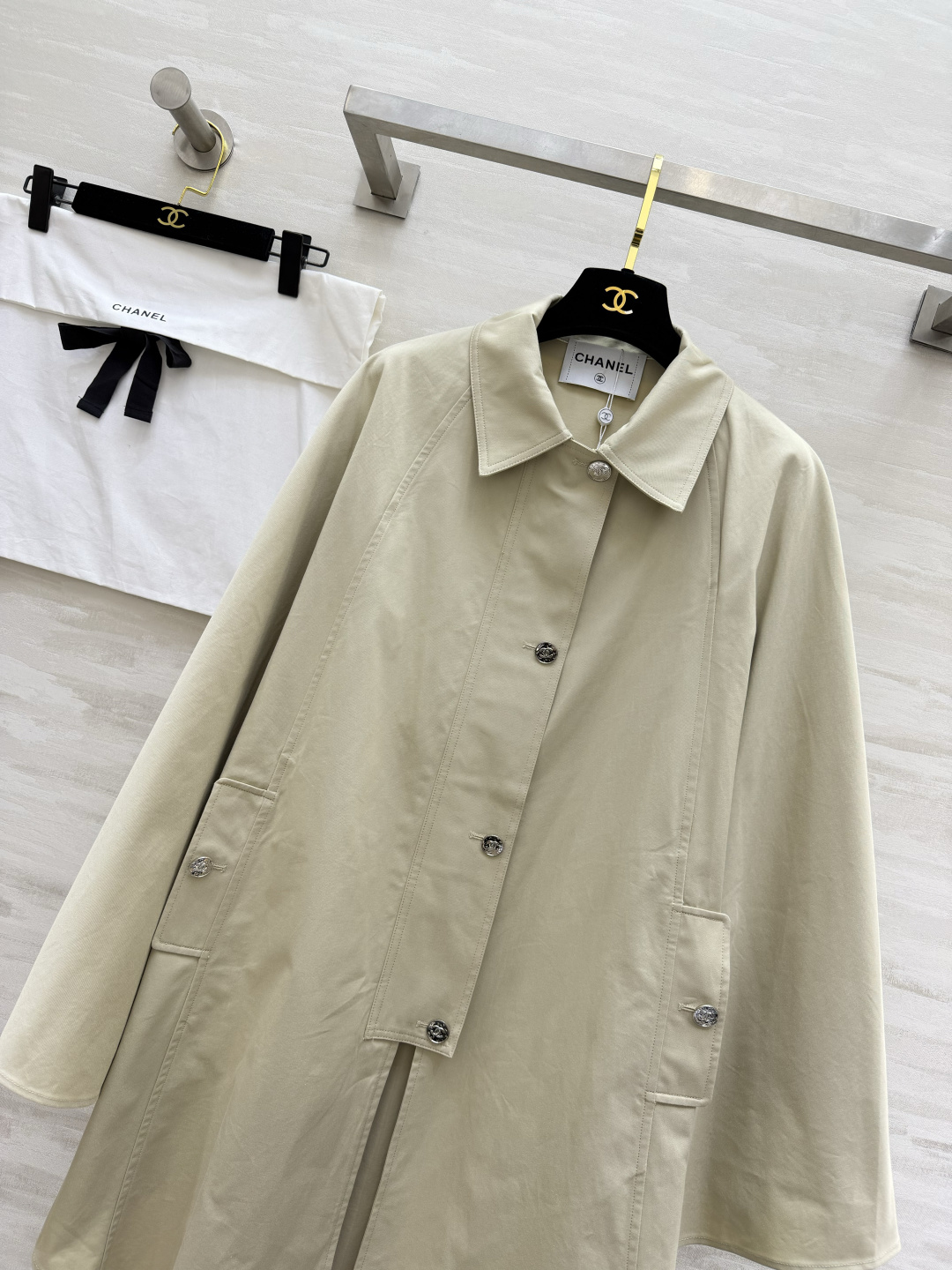 #Chane²⁶ss卡其风衣外套 经典卡其色自带贵气滤镜 利落的A字廓形不挑身材 上身自带松弛大气气场 