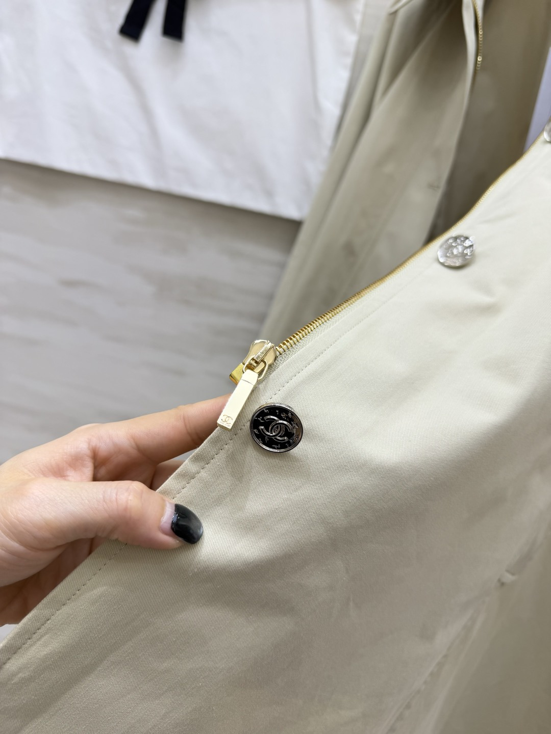 #Chane²⁶ss卡其风衣外套 经典卡其色自带贵气滤镜 利落的A字廓形不挑身材 上身自带松弛大气气场 