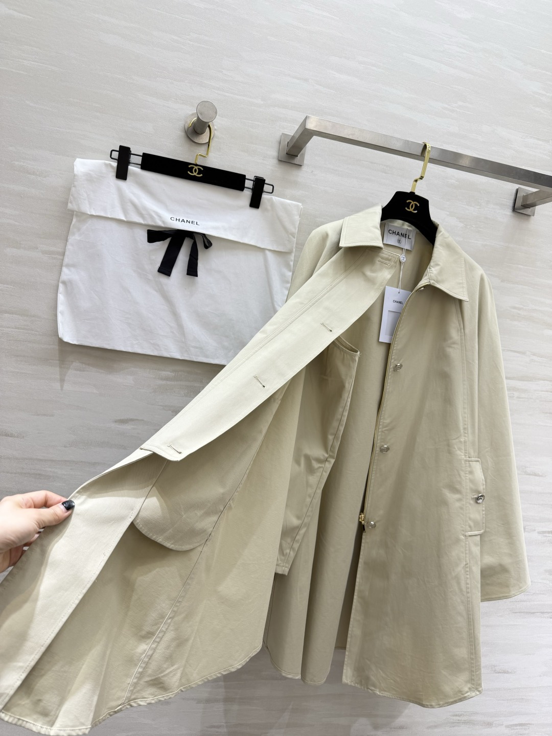 #Chane²⁶ss卡其风衣外套 经典卡其色自带贵气滤镜 利落的A字廓形不挑身材 上身自带松弛大气气场 