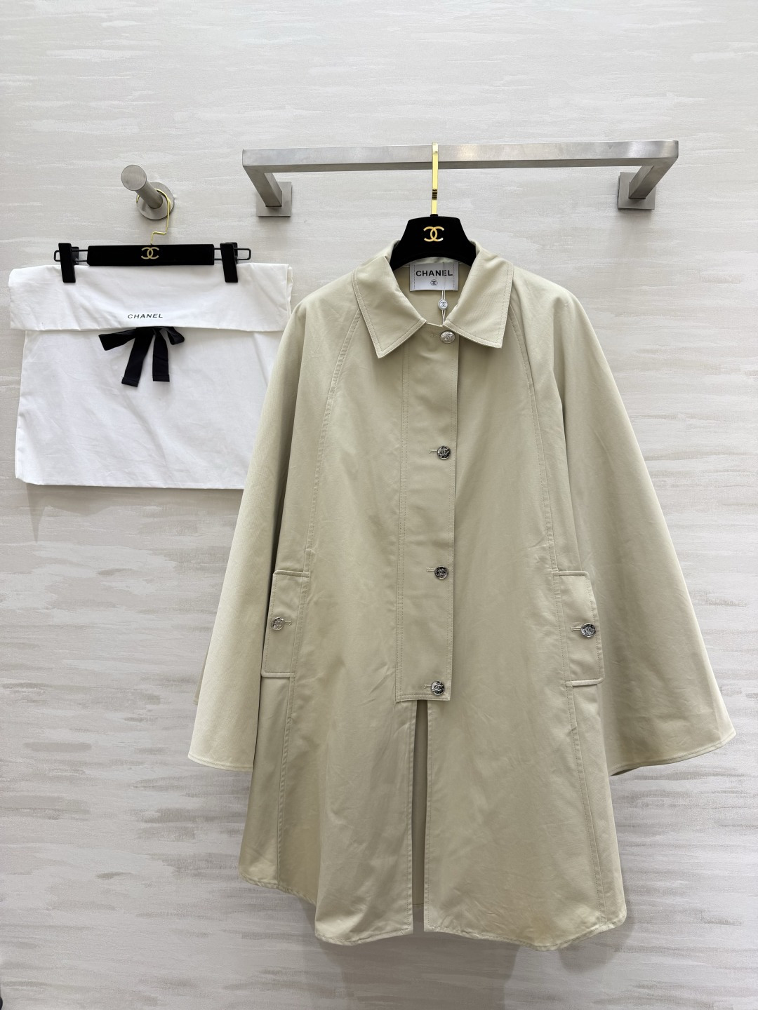 #Chane²⁶ss卡其风衣外套 经典卡其色自带贵气滤镜 利落的A字廓形不挑身材 上身自带松弛大气气场 