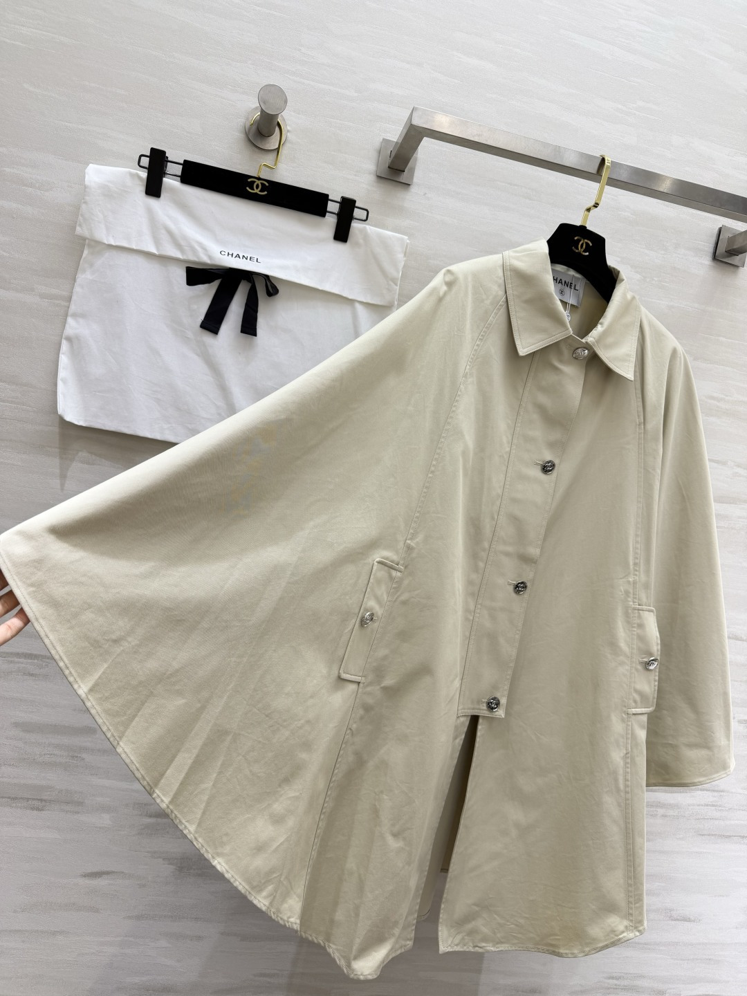 #Chane²⁶ss卡其风衣外套 经典卡其色自带贵气滤镜 利落的A字廓形不挑身材 上身自带松弛大气气场 