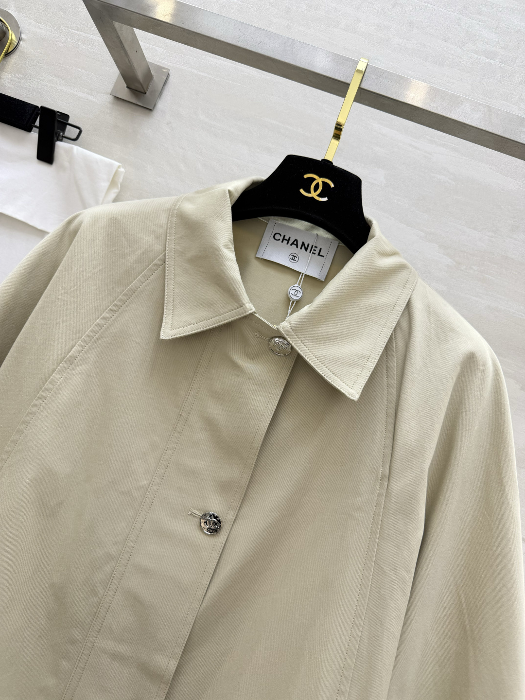 #Chane²⁶ss卡其风衣外套 经典卡其色自带贵气滤镜 利落的A字廓形不挑身材 上身自带松弛大气气场 