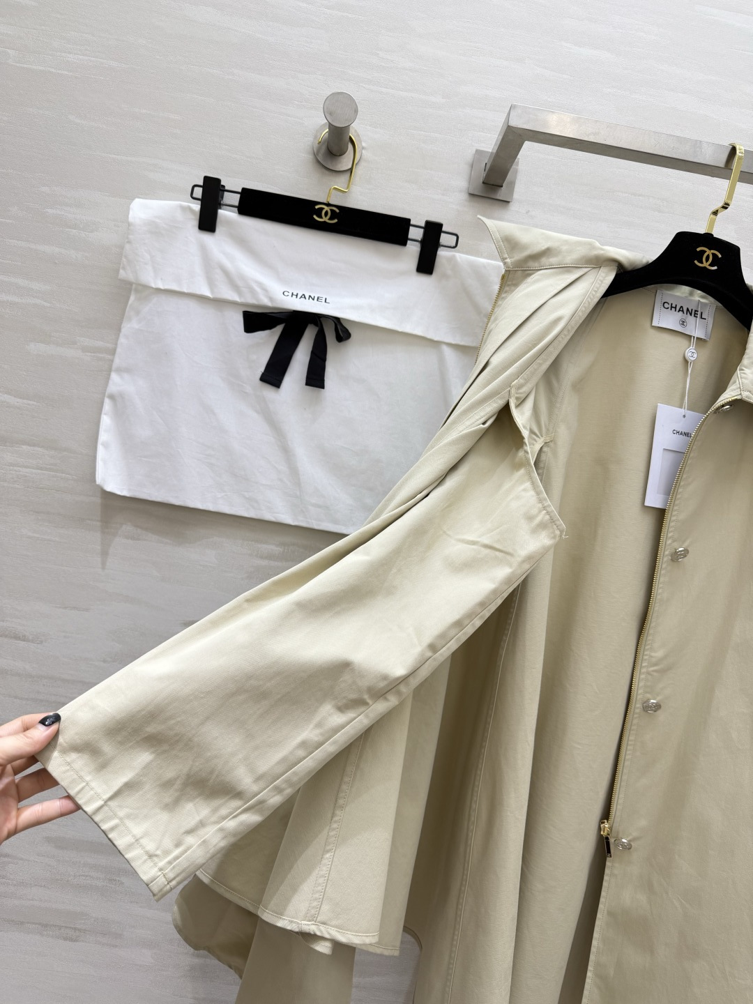 #Chane²⁶ss卡其风衣外套 经典卡其色自带贵气滤镜 利落的A字廓形不挑身材 上身自带松弛大气气场 