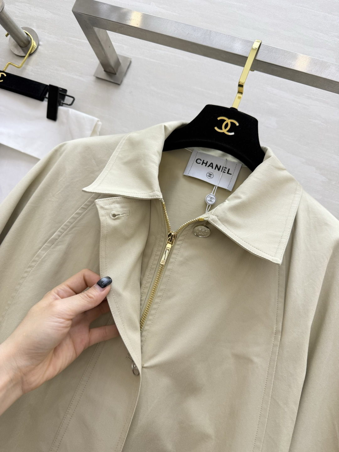 #Chane²⁶ss卡其风衣外套 经典卡其色自带贵气滤镜 利落的A字廓形不挑身材 上身自带松弛大气气场 