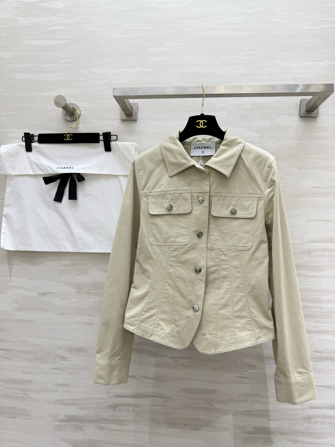✨ 年度千金私服｜Chane♡²⁶P外套温柔的浅卡其色调自带柔光滤镜，利落收腰剪裁+标志性金属纽扣，把酷