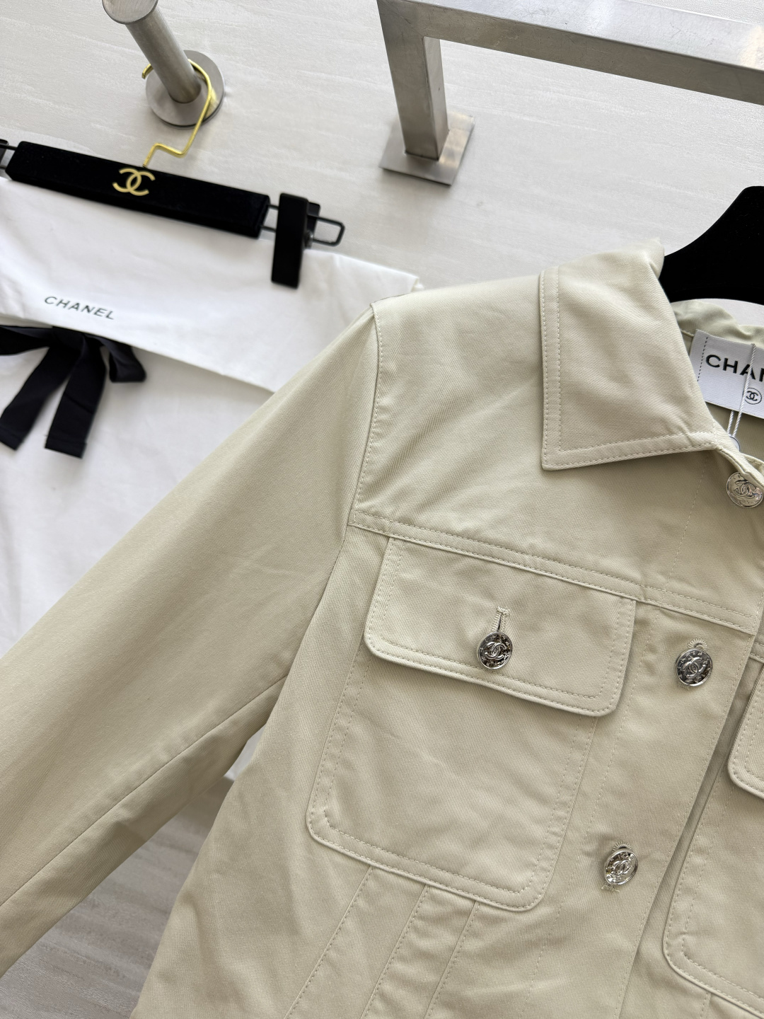 ✨ 年度千金私服｜Chane♡²⁶P外套温柔的浅卡其色调自带柔光滤镜，利落收腰剪裁+标志性金属纽扣，把酷