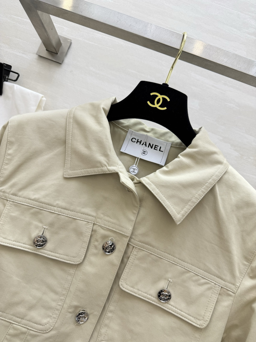 ✨ 年度千金私服｜Chane♡²⁶P外套温柔的浅卡其色调自带柔光滤镜，利落收腰剪裁+标志性金属纽扣，把酷