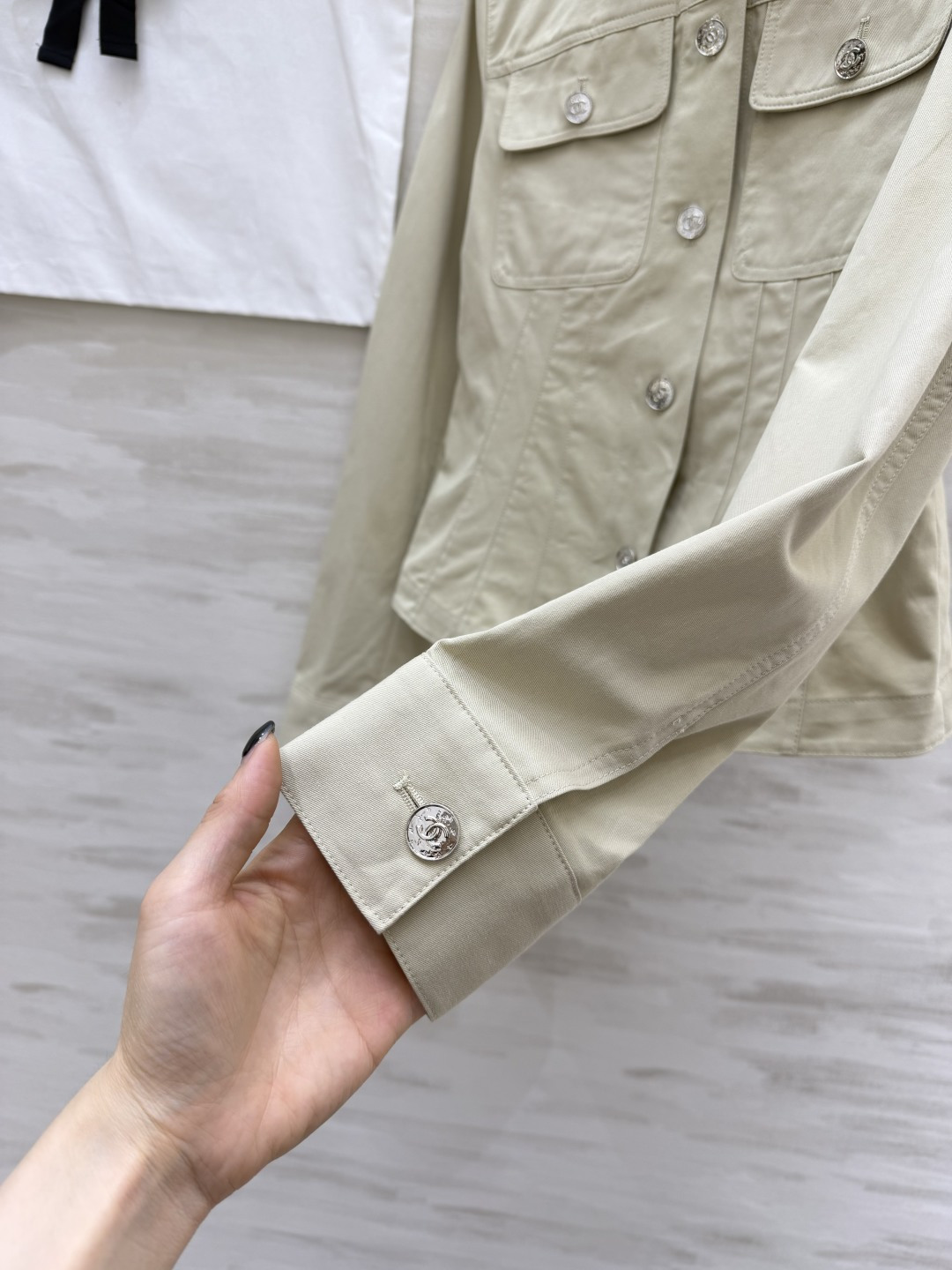 ✨ 年度千金私服｜Chane♡²⁶P外套温柔的浅卡其色调自带柔光滤镜，利落收腰剪裁+标志性金属纽扣，把酷