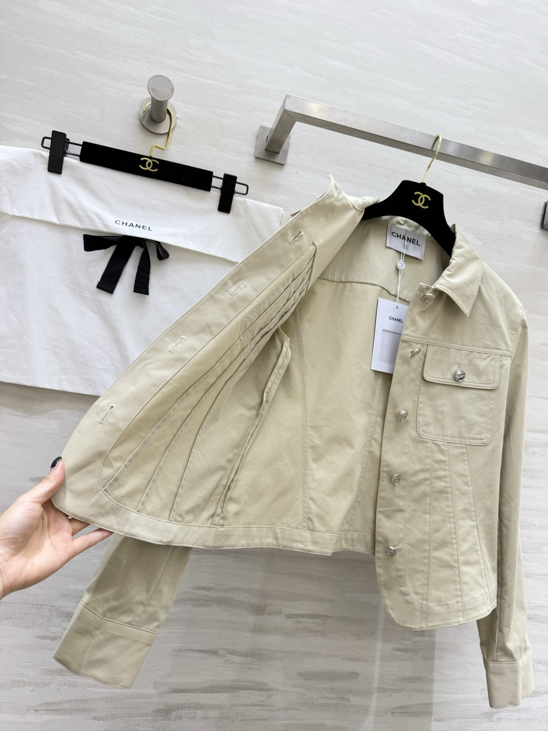 ✨ 年度千金私服｜Chane♡²⁶P外套温柔的浅卡其色调自带柔光滤镜，利落收腰剪裁+标志性金属纽扣，把酷