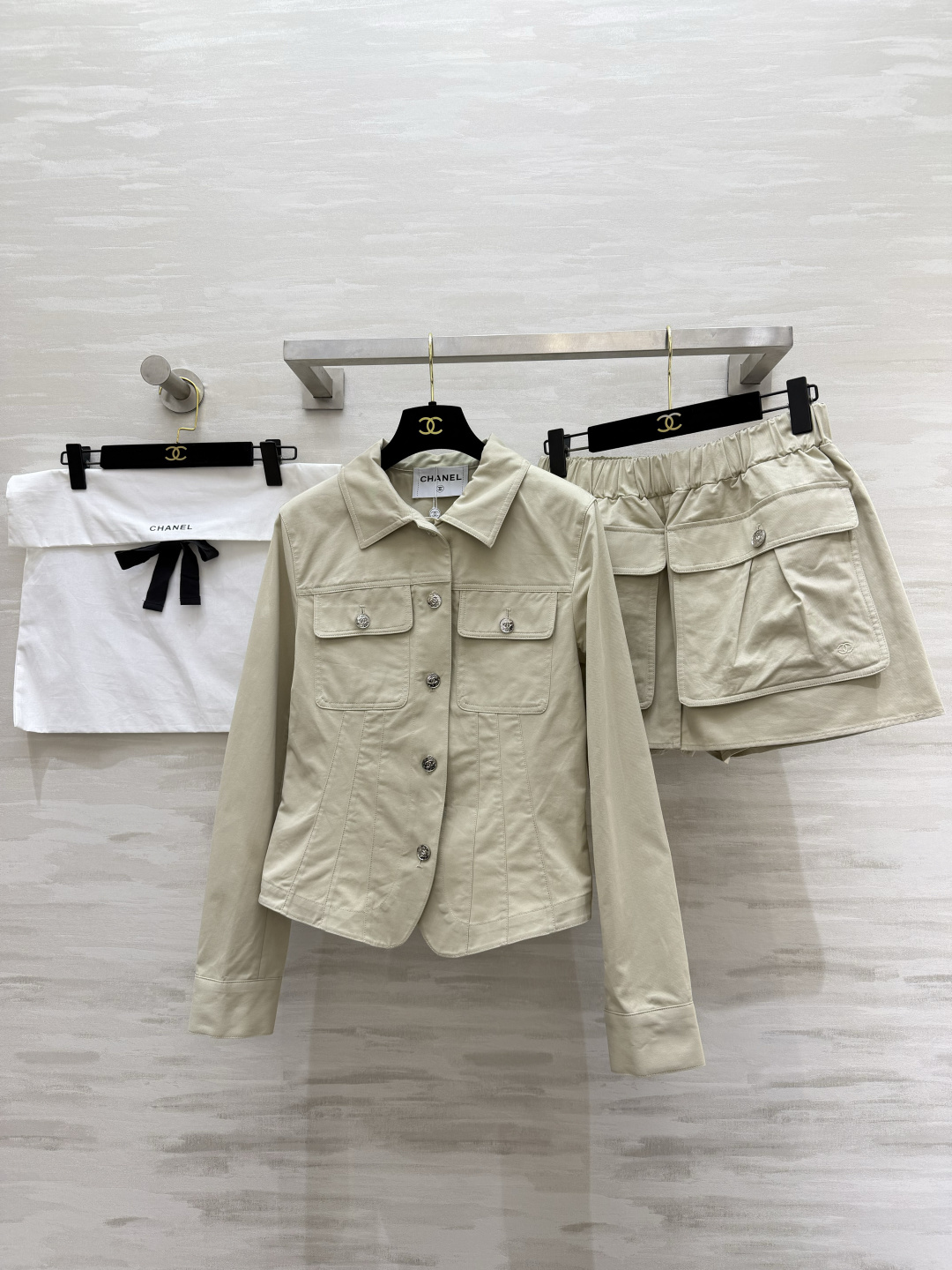 ✨ 年度封神｜Chane♡²⁶P短裙裤浅卡其色调自带温柔滤镜工装风大口袋+标志性金属扣 把酷飒与精致完美