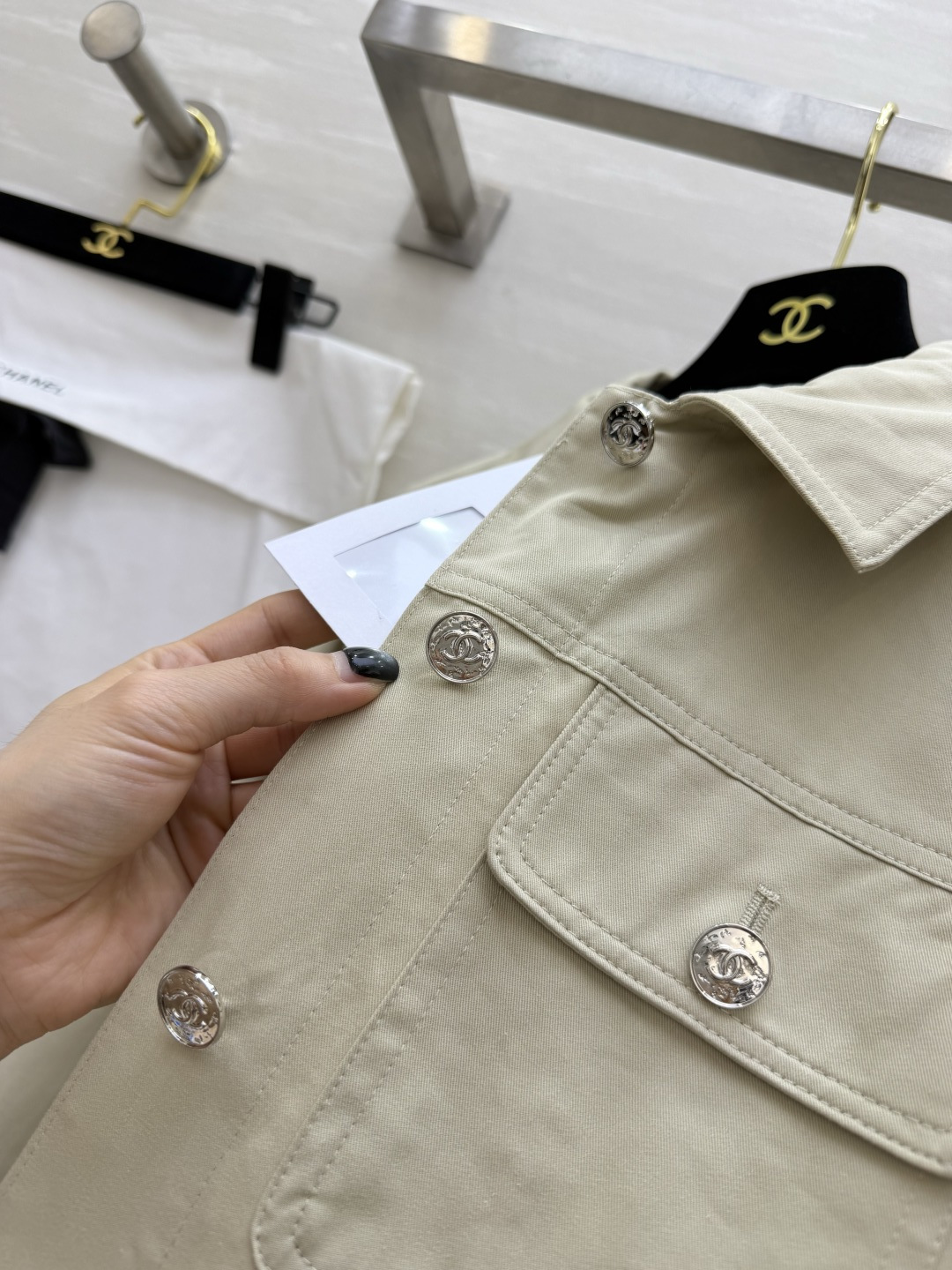 ✨ 年度千金私服｜Chane♡²⁶P外套温柔的浅卡其色调自带柔光滤镜，利落收腰剪裁+标志性金属纽扣，把酷