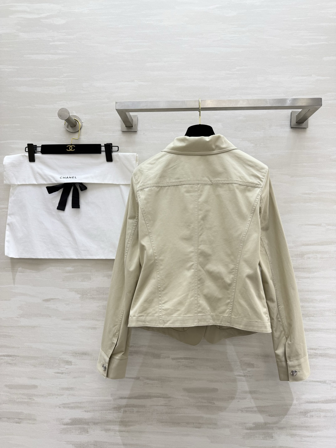 ✨ 年度千金私服｜Chane♡²⁶P外套温柔的浅卡其色调自带柔光滤镜，利落收腰剪裁+标志性金属纽扣，把酷
