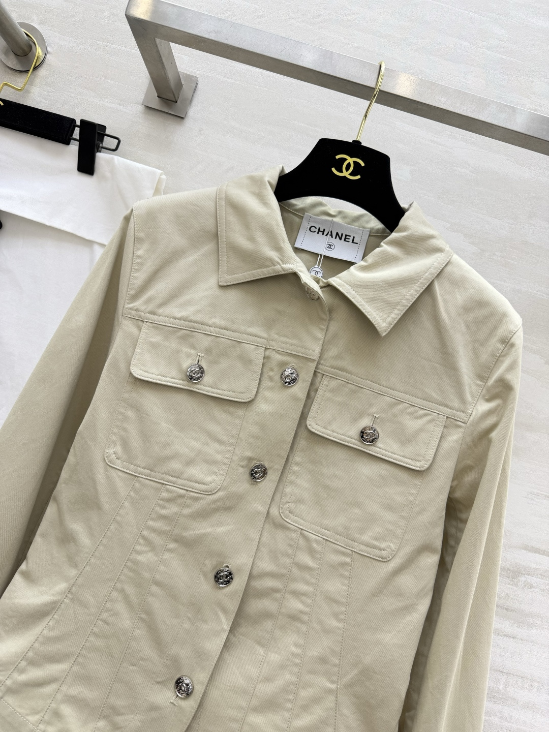 ✨ 年度千金私服｜Chane♡²⁶P外套温柔的浅卡其色调自带柔光滤镜，利落收腰剪裁+标志性金属纽扣，把酷