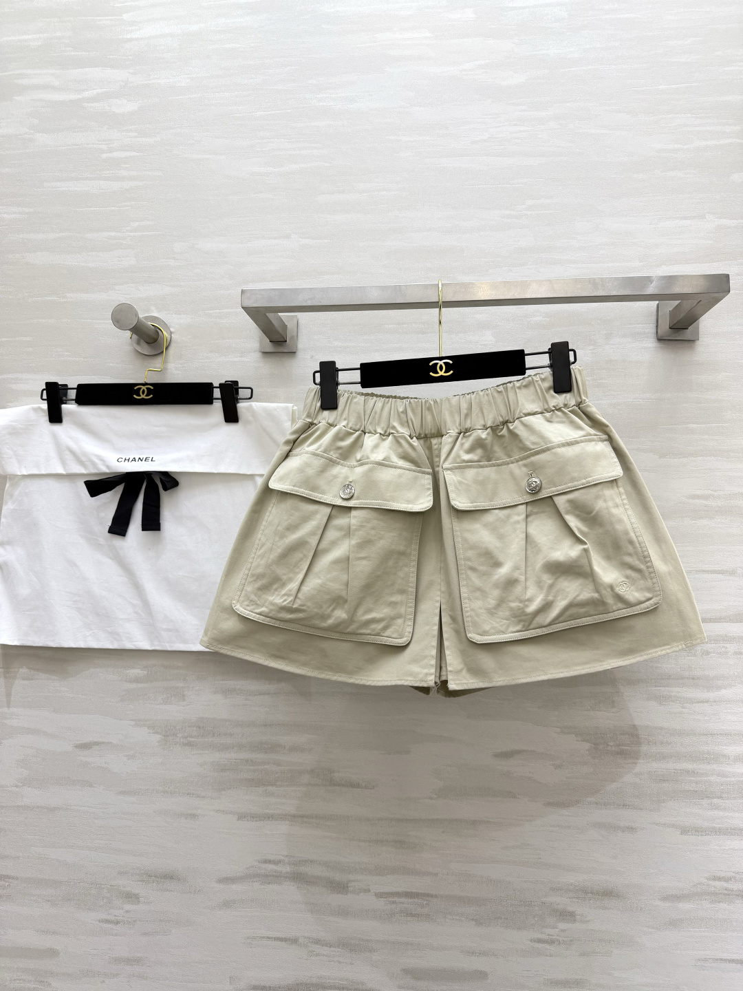 ✨ 年度封神｜Chane♡²⁶P短裙裤浅卡其色调自带温柔滤镜工装风大口袋+标志性金属扣 把酷飒与精致完美