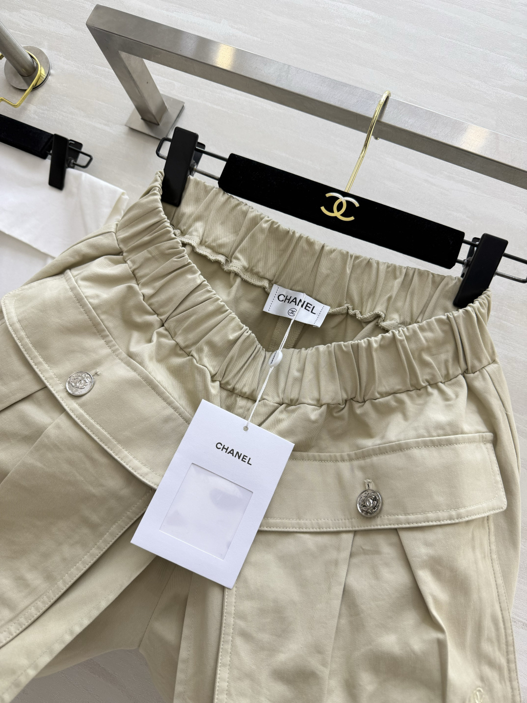 ✨ 年度封神｜Chane♡²⁶P短裙裤浅卡其色调自带温柔滤镜工装风大口袋+标志性金属扣 把酷飒与精致完美