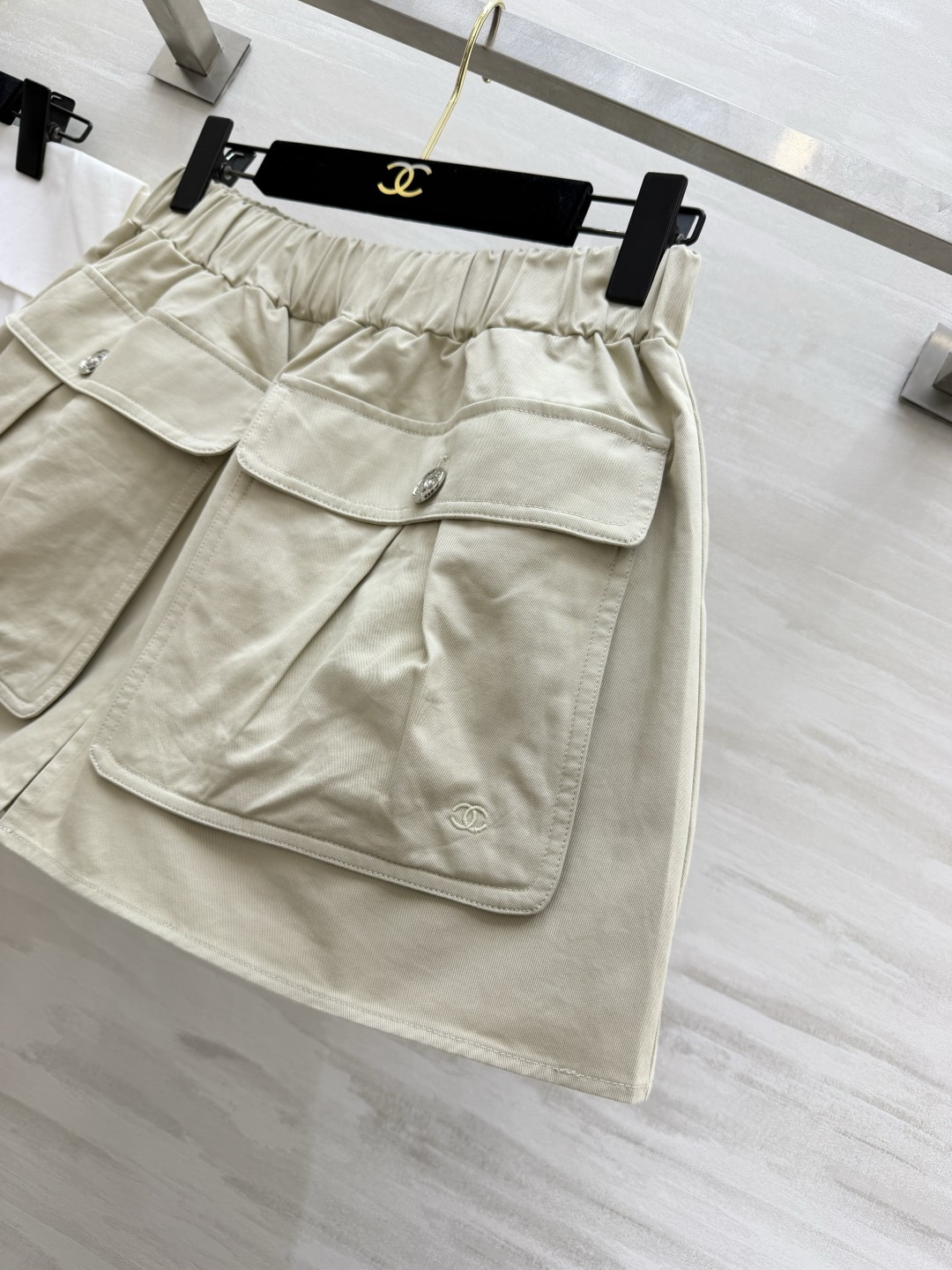 ✨ 年度封神｜Chane♡²⁶P短裙裤浅卡其色调自带温柔滤镜工装风大口袋+标志性金属扣 把酷飒与精致完美