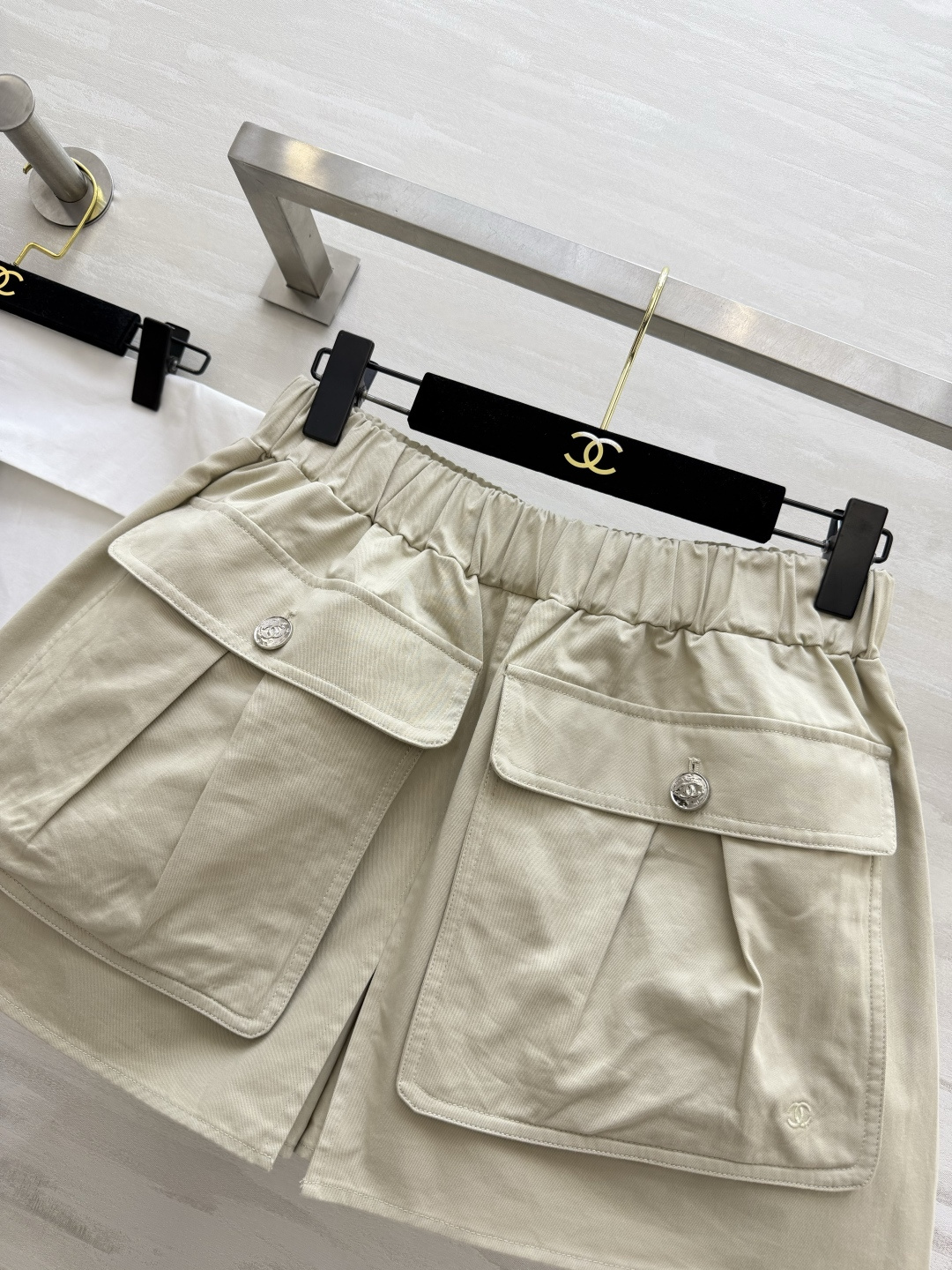 ✨ 年度封神｜Chane♡²⁶P短裙裤浅卡其色调自带温柔滤镜工装风大口袋+标志性金属扣 把酷飒与精致完美