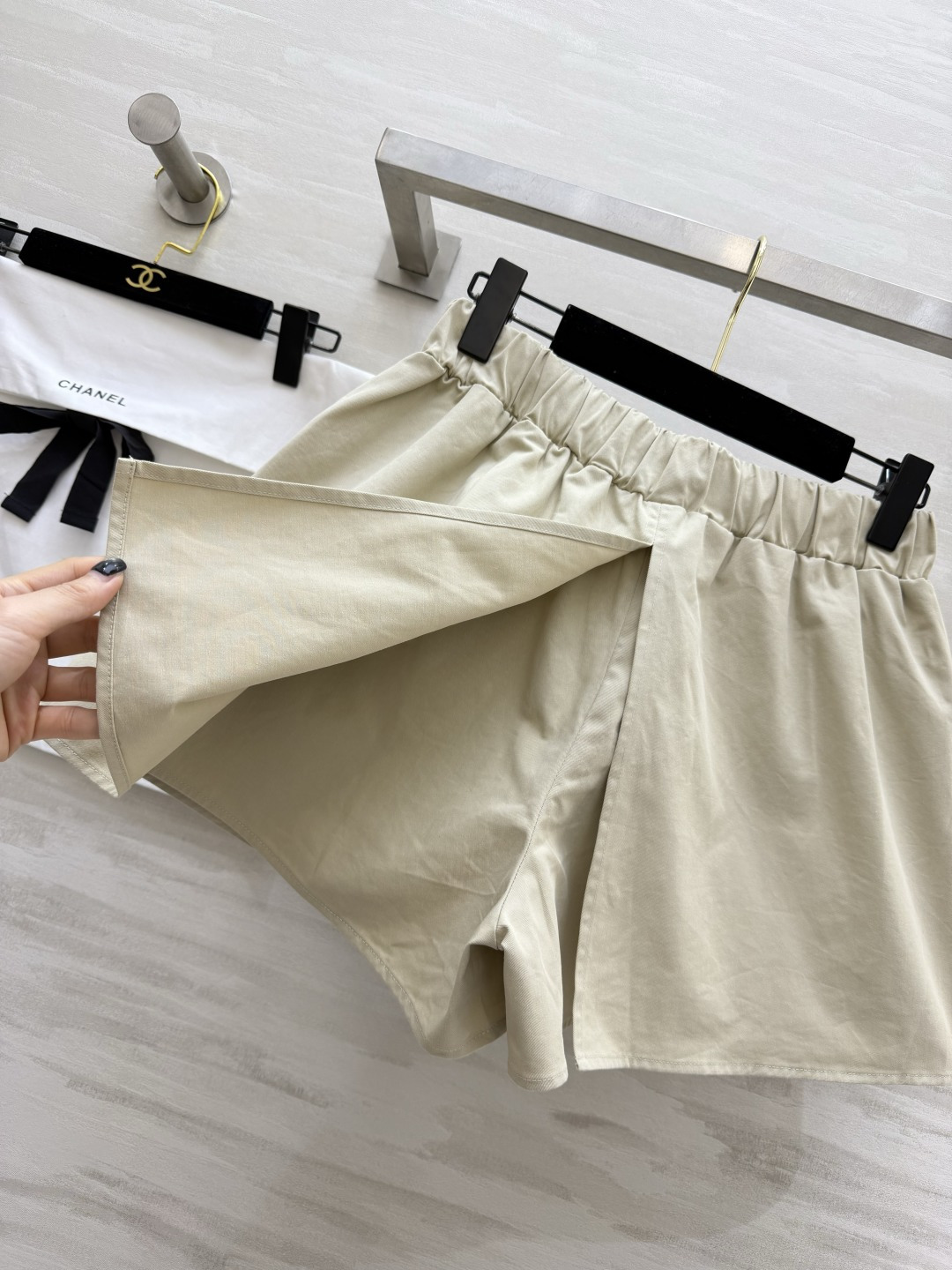 ✨ 年度封神｜Chane♡²⁶P短裙裤浅卡其色调自带温柔滤镜工装风大口袋+标志性金属扣 把酷飒与精致完美