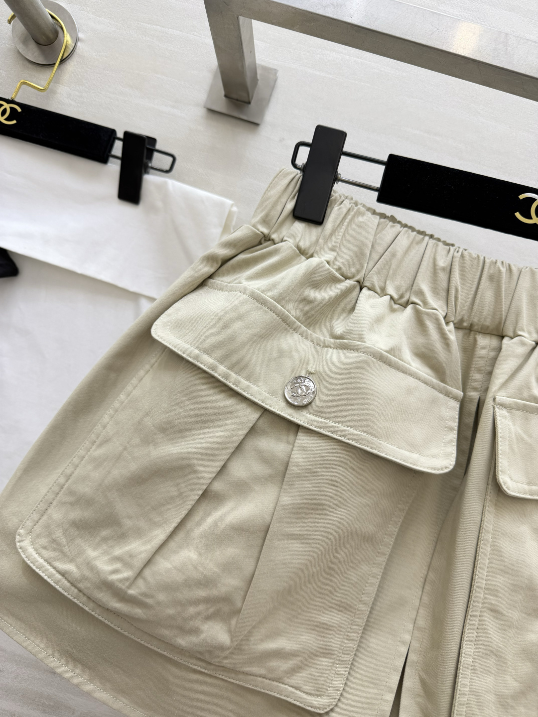✨ 年度封神｜Chane♡²⁶P短裙裤浅卡其色调自带温柔滤镜工装风大口袋+标志性金属扣 把酷飒与精致完美