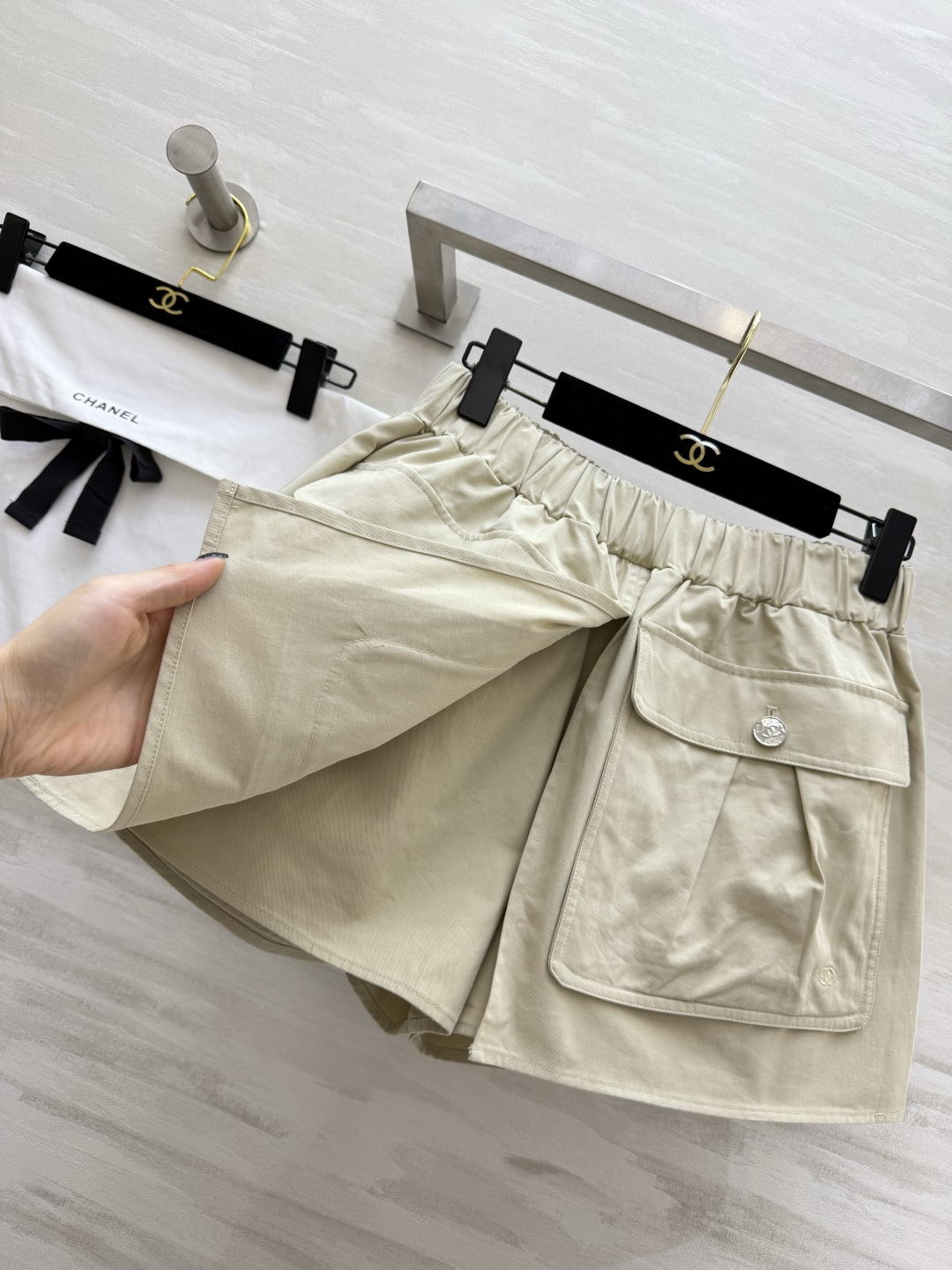 ✨ 年度封神｜Chane♡²⁶P短裙裤浅卡其色调自带温柔滤镜工装风大口袋+标志性金属扣 把酷飒与精致完美