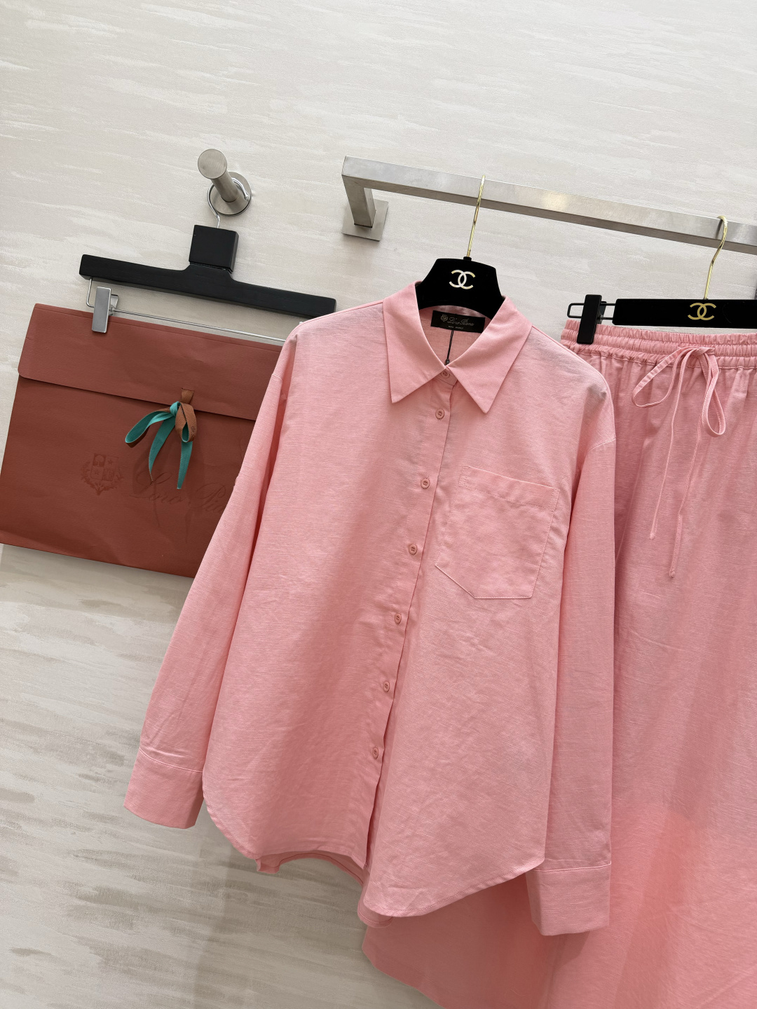 ✨ Loro Pian♡²⁶温柔蜜桃粉松弛套装谁能拒绝一套自带柔光滤镜的粉色！宽松廓形衬衫+垂感半裙，同