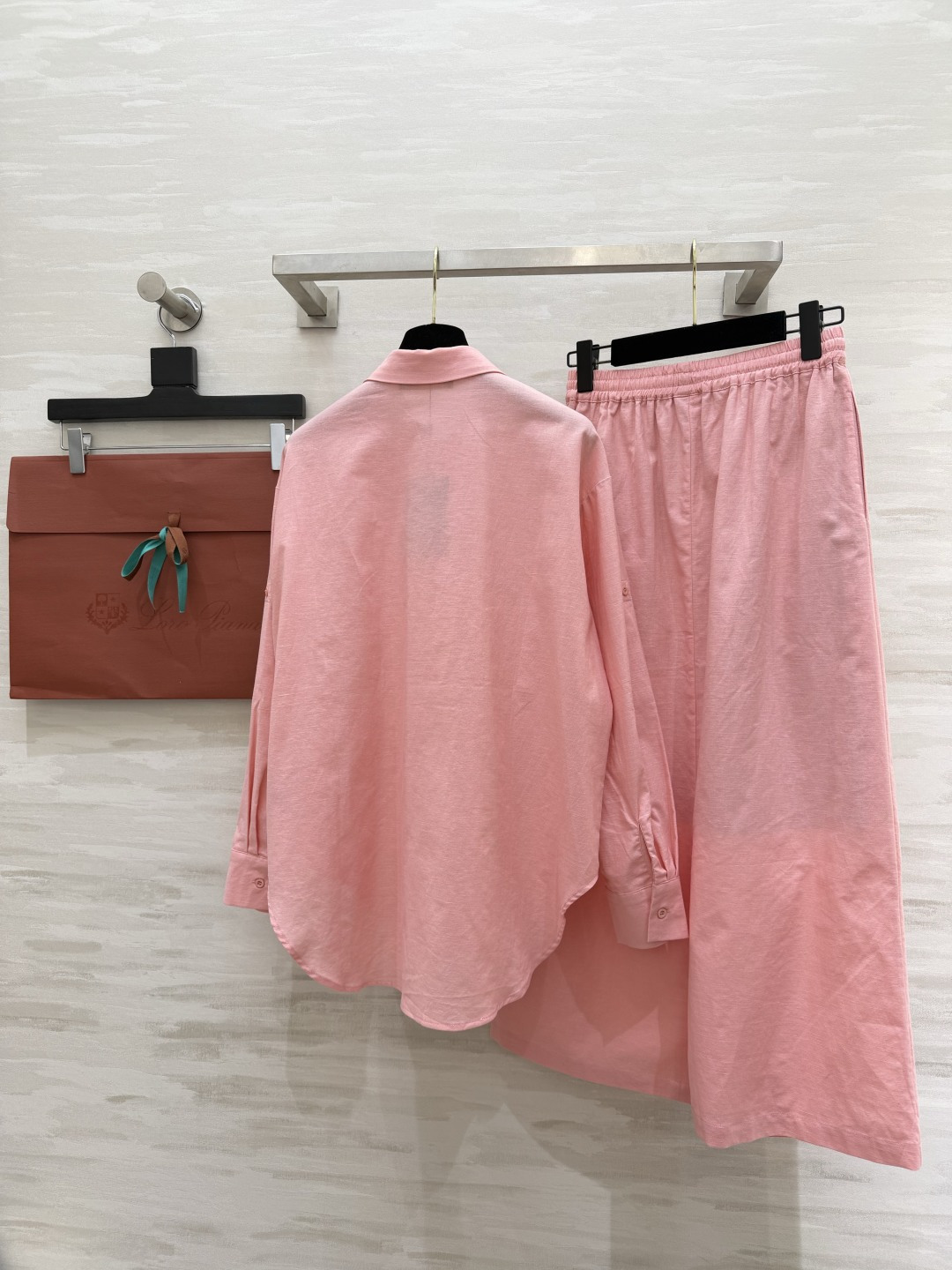 ✨ Loro Pian♡²⁶温柔蜜桃粉松弛套装谁能拒绝一套自带柔光滤镜的粉色！宽松廓形衬衫+垂感半裙，同