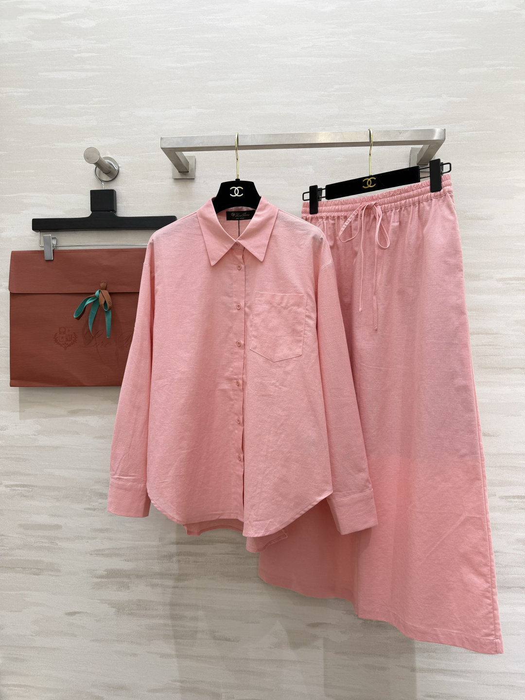 ✨ Loro Pian♡²⁶温柔蜜桃粉松弛套装谁能拒绝一套自带柔光滤镜的粉色！宽松廓形衬衫+垂感半裙，同