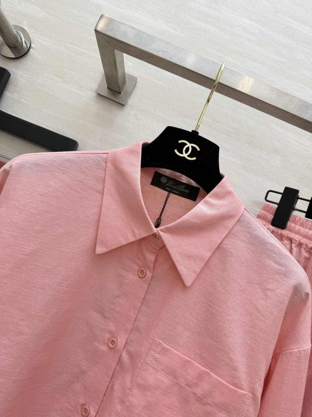 ✨ Loro Pian♡²⁶温柔蜜桃粉松弛套装谁能拒绝一套自带柔光滤镜的粉色！宽松廓形衬衫+垂感半裙，同