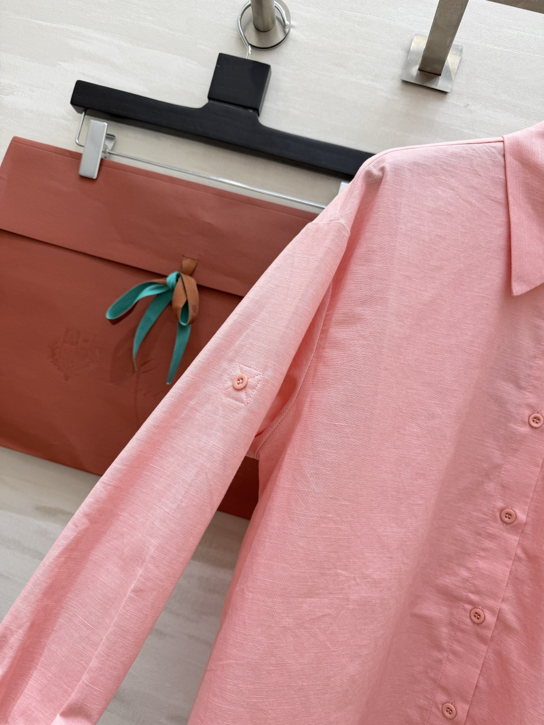 ✨ Loro Pian♡²⁶温柔蜜桃粉松弛套装谁能拒绝一套自带柔光滤镜的粉色！宽松廓形衬衫+垂感半裙，同