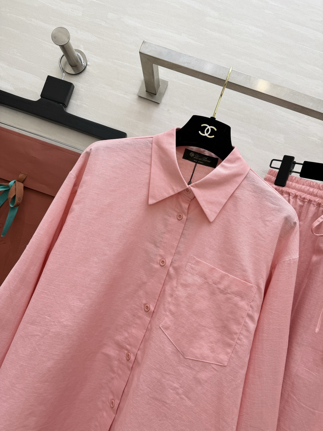 ✨ Loro Pian♡²⁶温柔蜜桃粉松弛套装谁能拒绝一套自带柔光滤镜的粉色！宽松廓形衬衫+垂感半裙，同