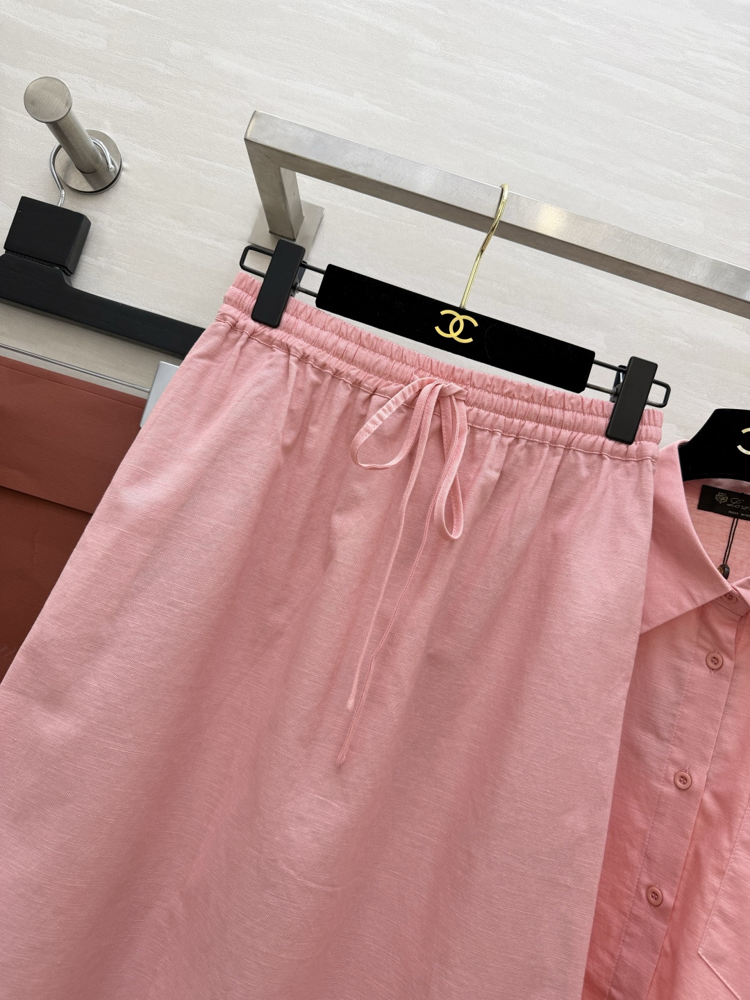 ✨ Loro Pian♡²⁶温柔蜜桃粉松弛套装谁能拒绝一套自带柔光滤镜的粉色！宽松廓形衬衫+垂感半裙，同