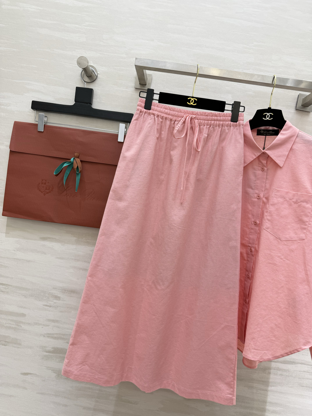 ✨ Loro Pian♡²⁶温柔蜜桃粉松弛套装谁能拒绝一套自带柔光滤镜的粉色！宽松廓形衬衫+垂感半裙，同