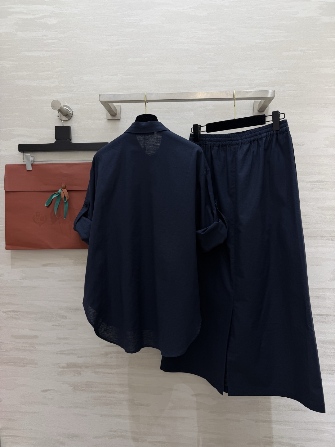 ✨ Loro Pian♡²⁶老钱风松弛套装低饱和藏青色自带高级滤镜，宽松廓形衬衫+垂感半裙，同色系搭配不