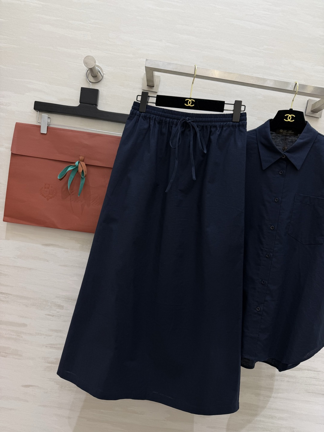 ✨ Loro Pian♡²⁶老钱风松弛套装低饱和藏青色自带高级滤镜，宽松廓形衬衫+垂感半裙，同色系搭配不