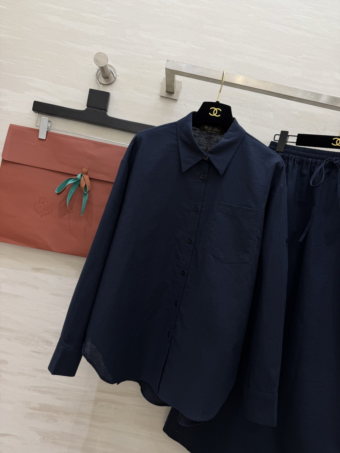 ✨ Loro Pian♡²⁶老钱风松弛套装低饱和藏青色自带高级滤镜，宽松廓形衬衫+垂感半裙，同色系搭配不