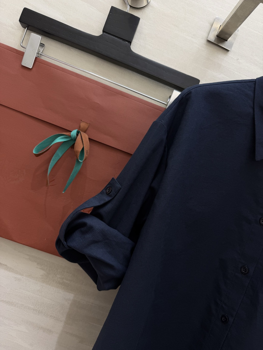 ✨ Loro Pian♡²⁶老钱风松弛套装低饱和藏青色自带高级滤镜，宽松廓形衬衫+垂感半裙，同色系搭配不