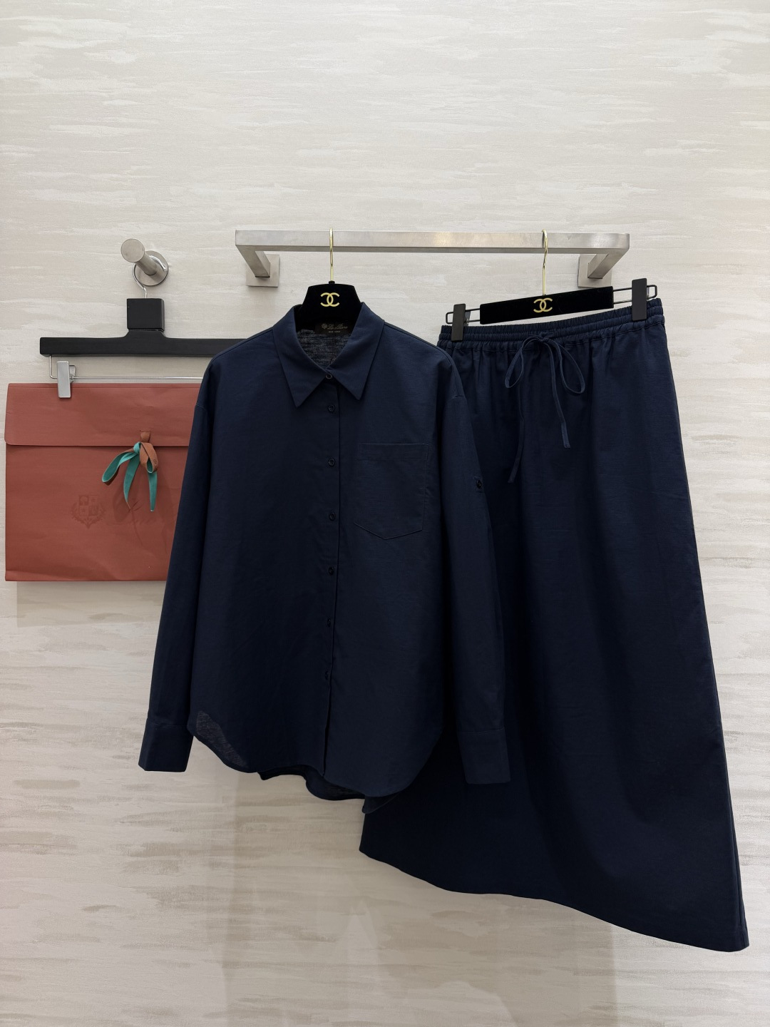 ✨ Loro Pian♡²⁶老钱风松弛套装低饱和藏青色自带高级滤镜，宽松廓形衬衫+垂感半裙，同色系搭配不
