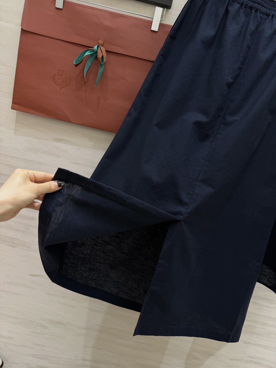 ✨ Loro Pian♡²⁶老钱风松弛套装低饱和藏青色自带高级滤镜，宽松廓形衬衫+垂感半裙，同色系搭配不