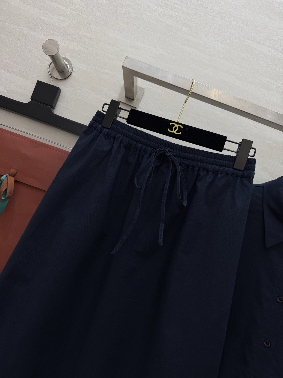 ✨ Loro Pian♡²⁶老钱风松弛套装低饱和藏青色自带高级滤镜，宽松廓形衬衫+垂感半裙，同色系搭配不