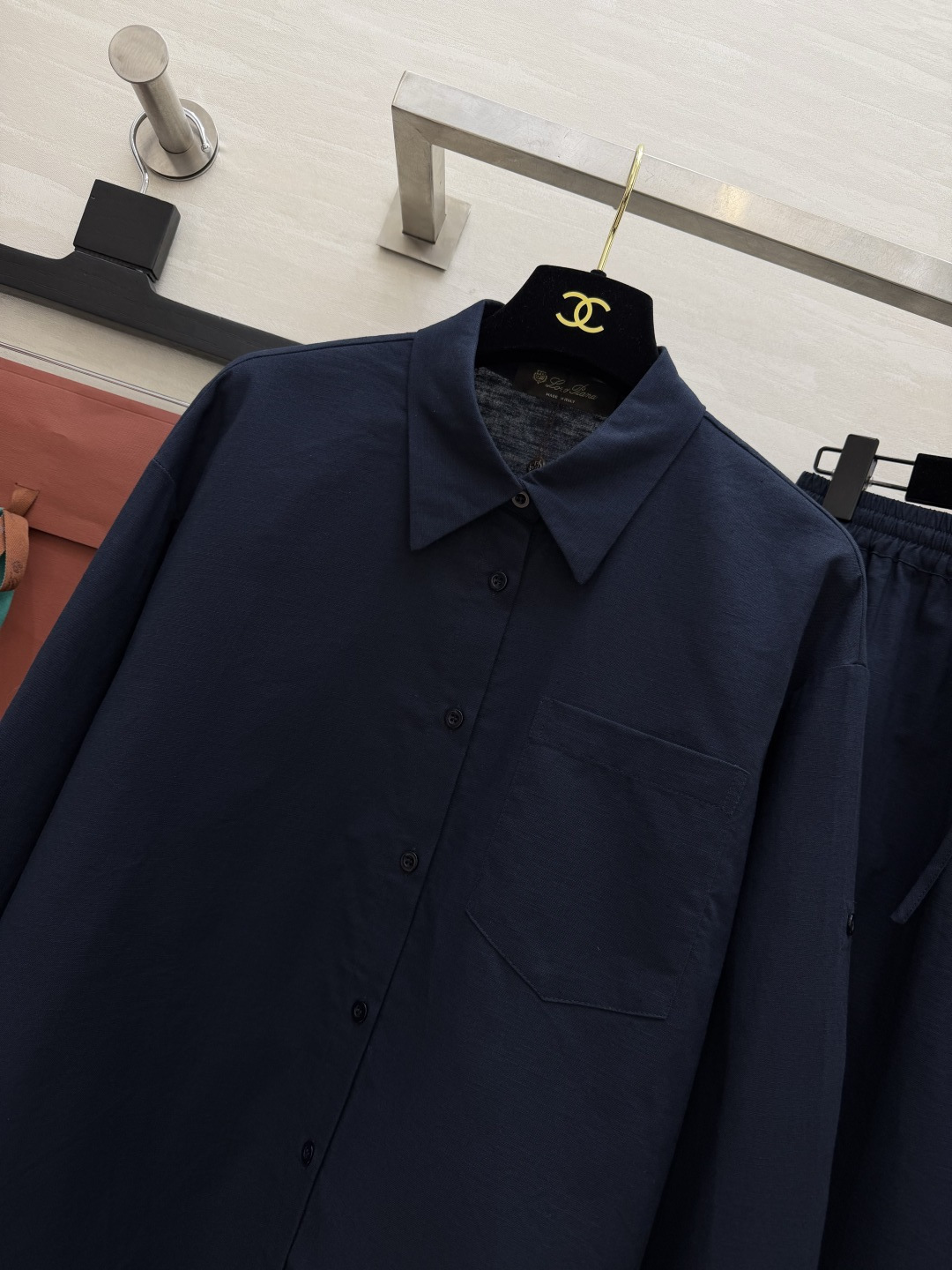 ✨ Loro Pian♡²⁶老钱风松弛套装低饱和藏青色自带高级滤镜，宽松廓形衬衫+垂感半裙，同色系搭配不