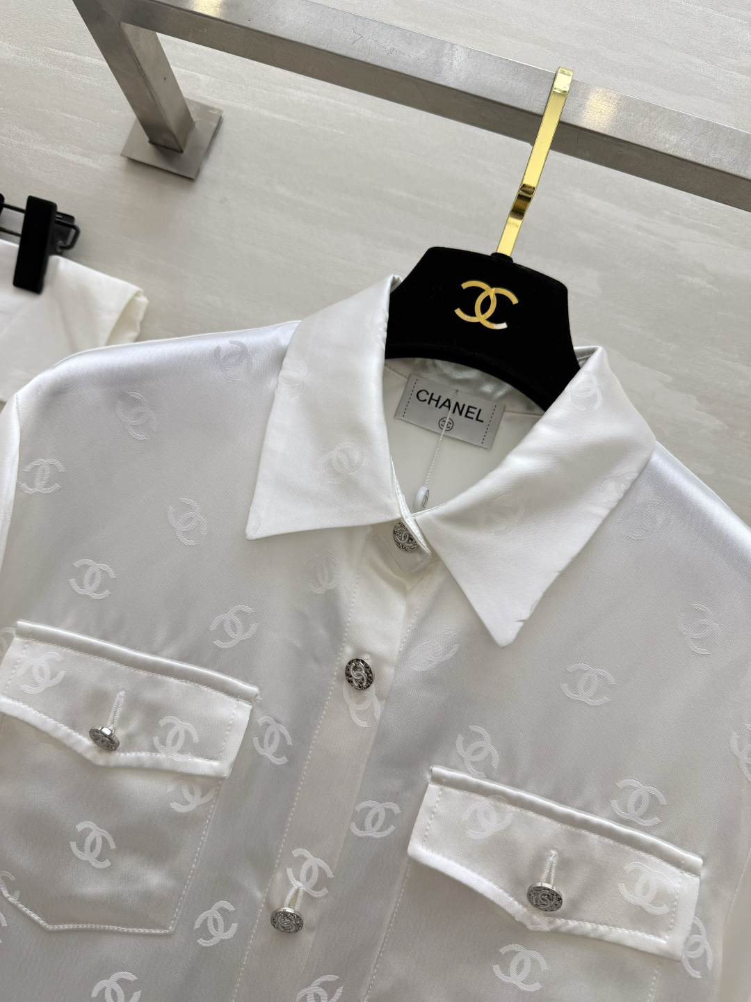 #Chane♡²⁶经典双C提花醋酸真丝衬衣 醋酸缎面质感自带柔光滤镜 满印暗纹低调显贵 翻领+口袋设计利