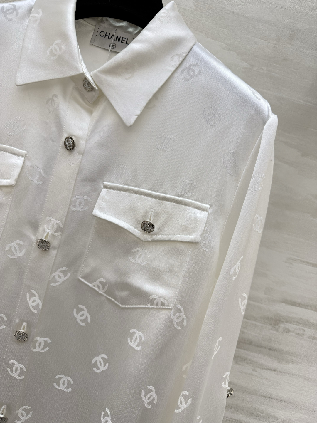 #Chane♡²⁶经典双C提花醋酸真丝衬衣 醋酸缎面质感自带柔光滤镜 满印暗纹低调显贵 翻领+口袋设计利