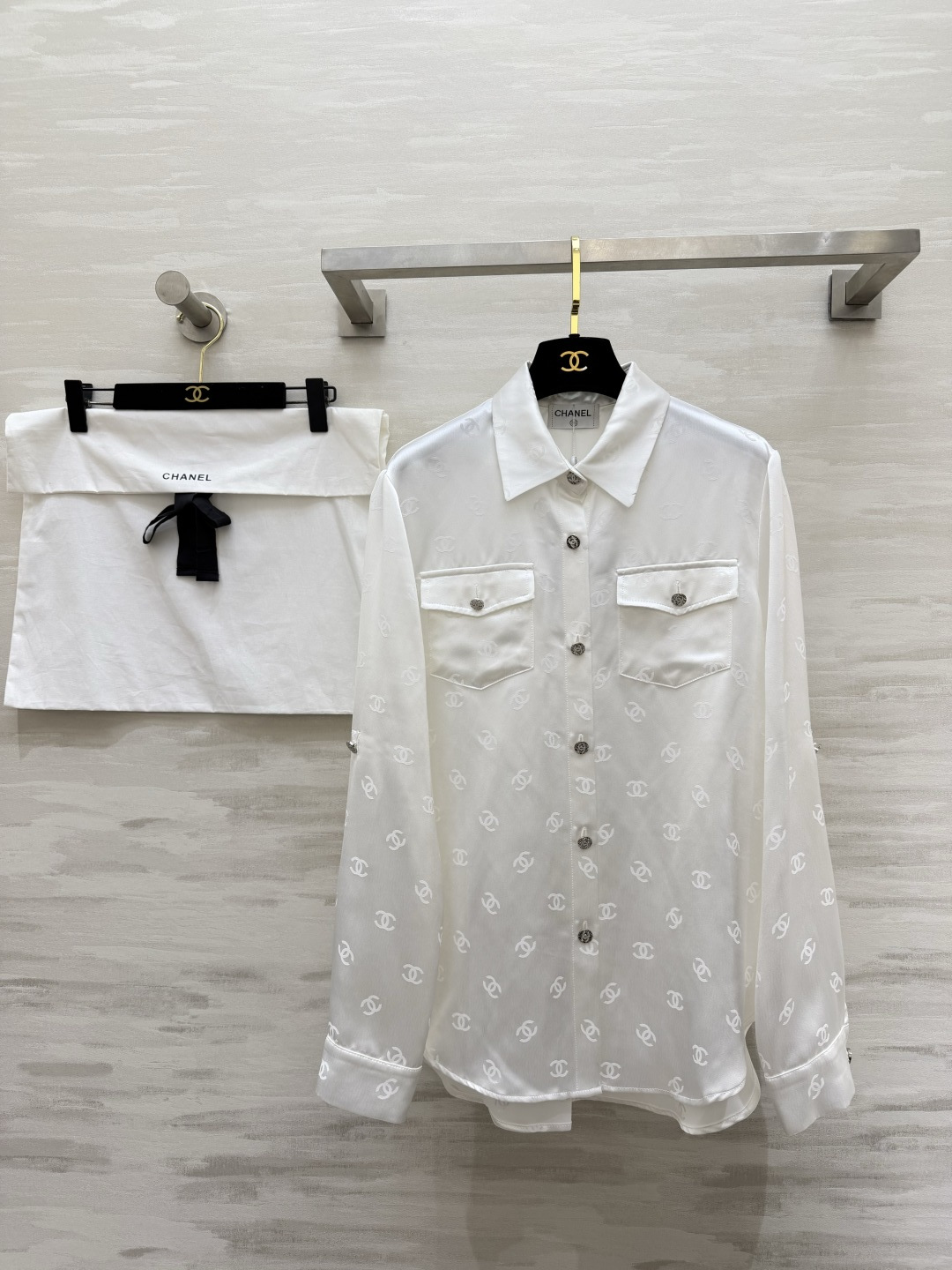 #Chane♡²⁶经典双C提花醋酸真丝衬衣 醋酸缎面质感自带柔光滤镜 满印暗纹低调显贵 翻领+口袋设计利