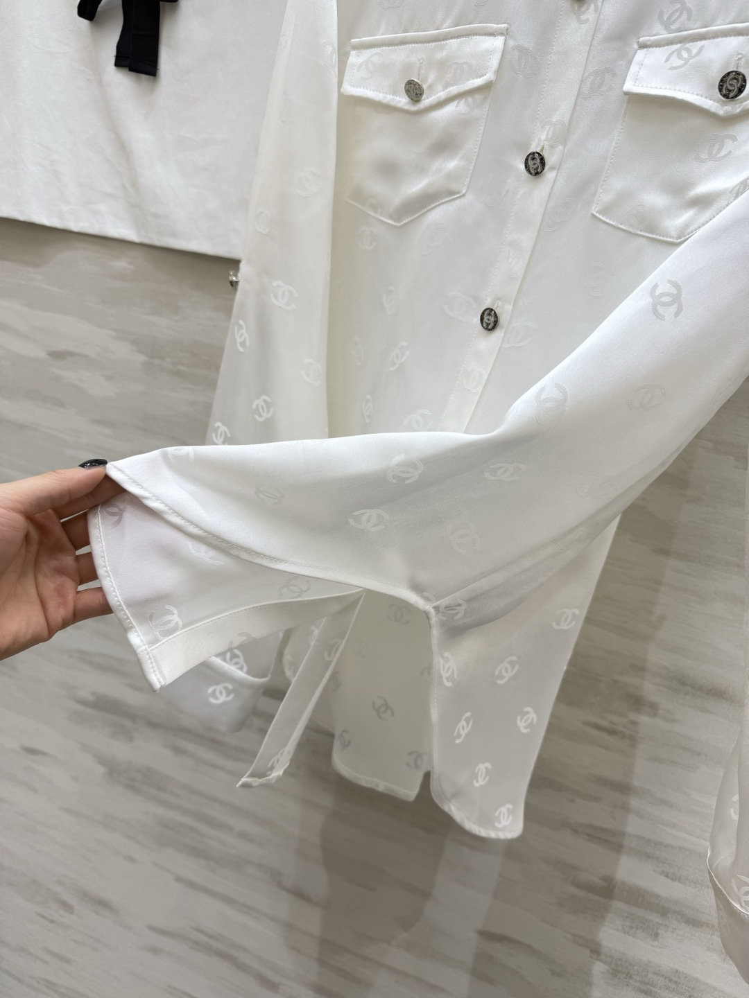 #Chane♡²⁶经典双C提花醋酸真丝衬衣 醋酸缎面质感自带柔光滤镜 满印暗纹低调显贵 翻领+口袋设计利